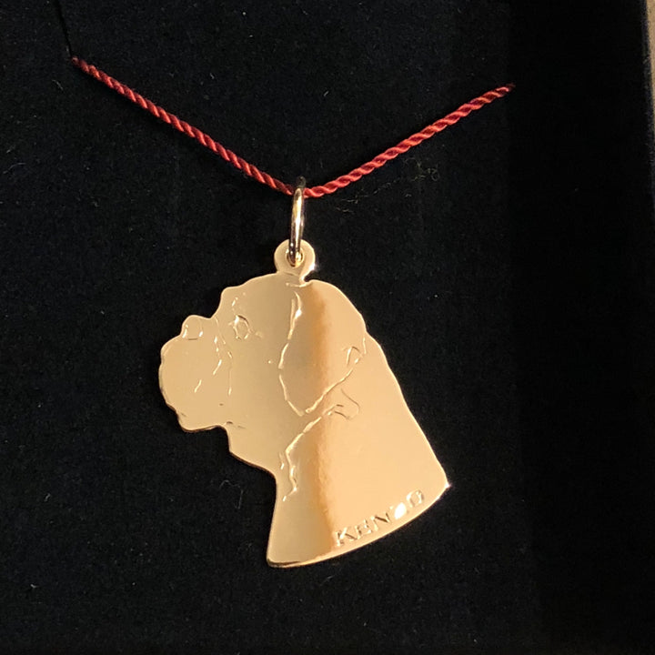 Hängsmycke i 18k guld med handgraverad boxer, skapat från kundfoto