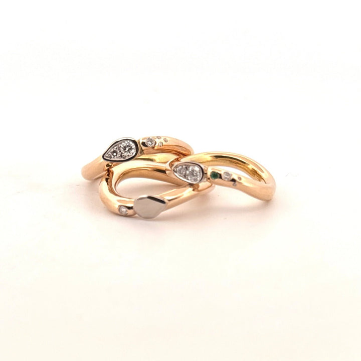 Tre handgjorda ringar i guld med olika infattade stenar, mor-dotter-dotter set