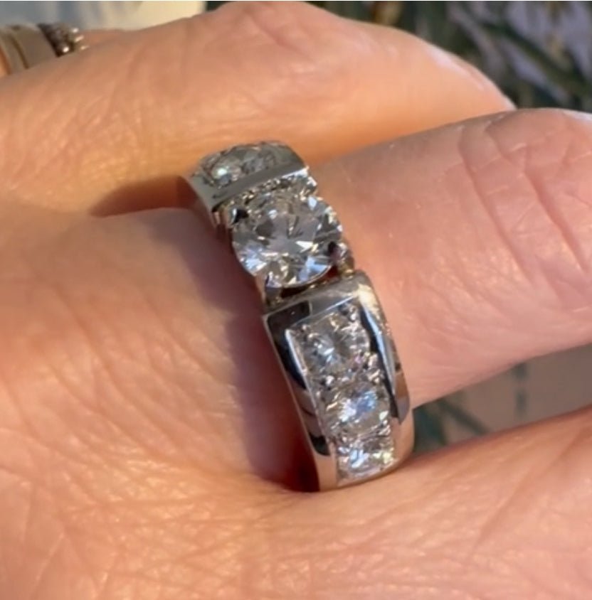 Omarbetad platina­ring med flera diamanter, visad på finger i dagsljus