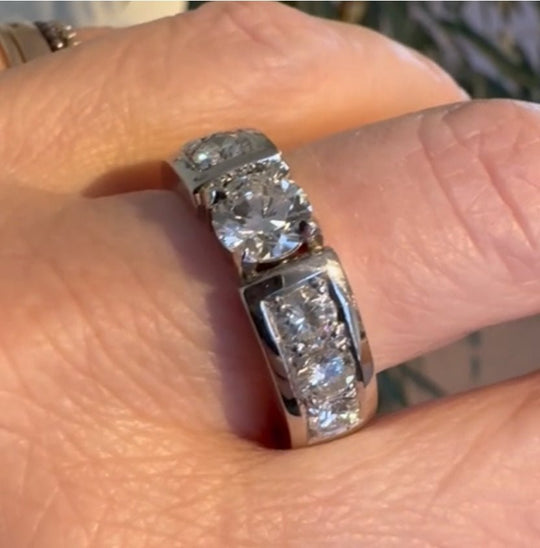 Omarbetad platina­ring med flera diamanter, visad på finger i dagsljus