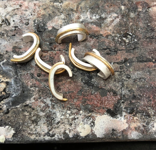 Guld Linje örhängen under tillverkning på lödbordet i verkstaden – Ett Rum För Smycken