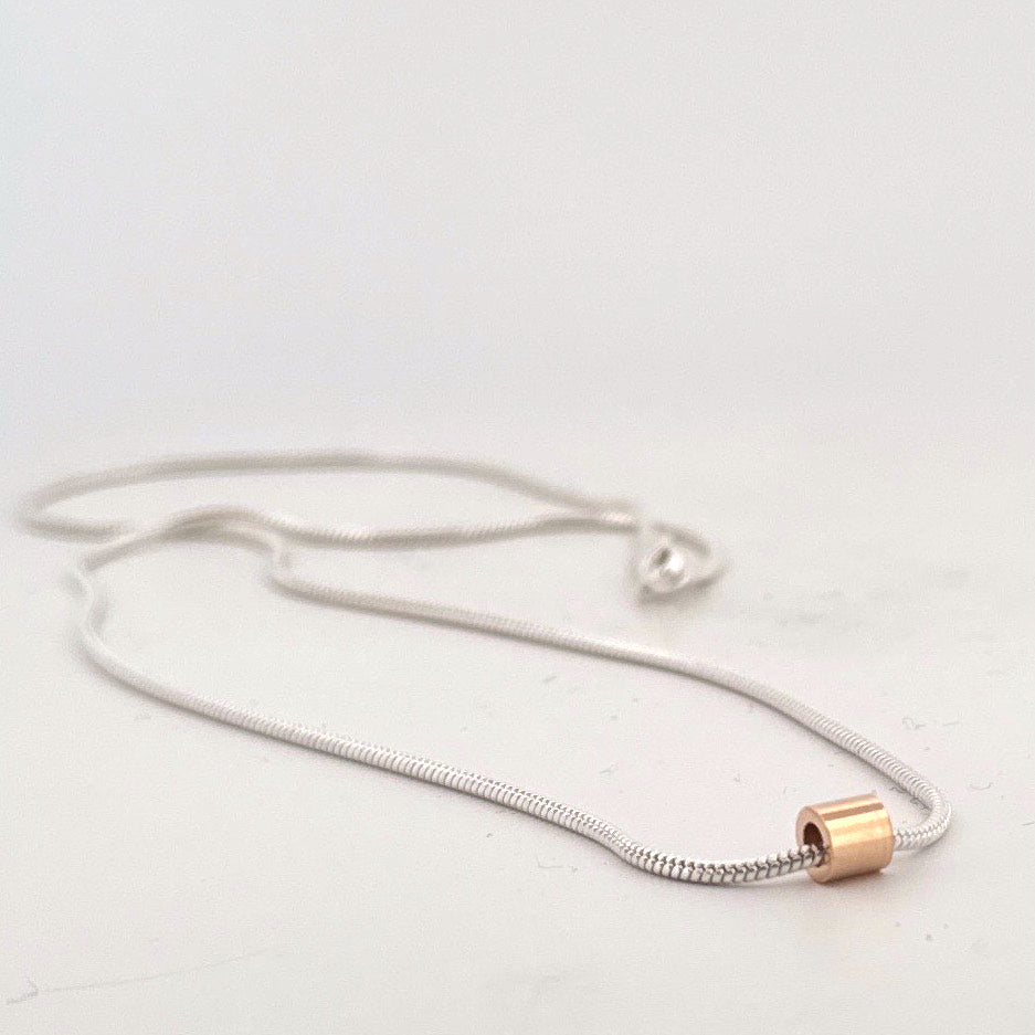 Elegant ormkedja i silver med litet guldrör – Guld Cirkel-halsband från Ett Rum för Smycken.