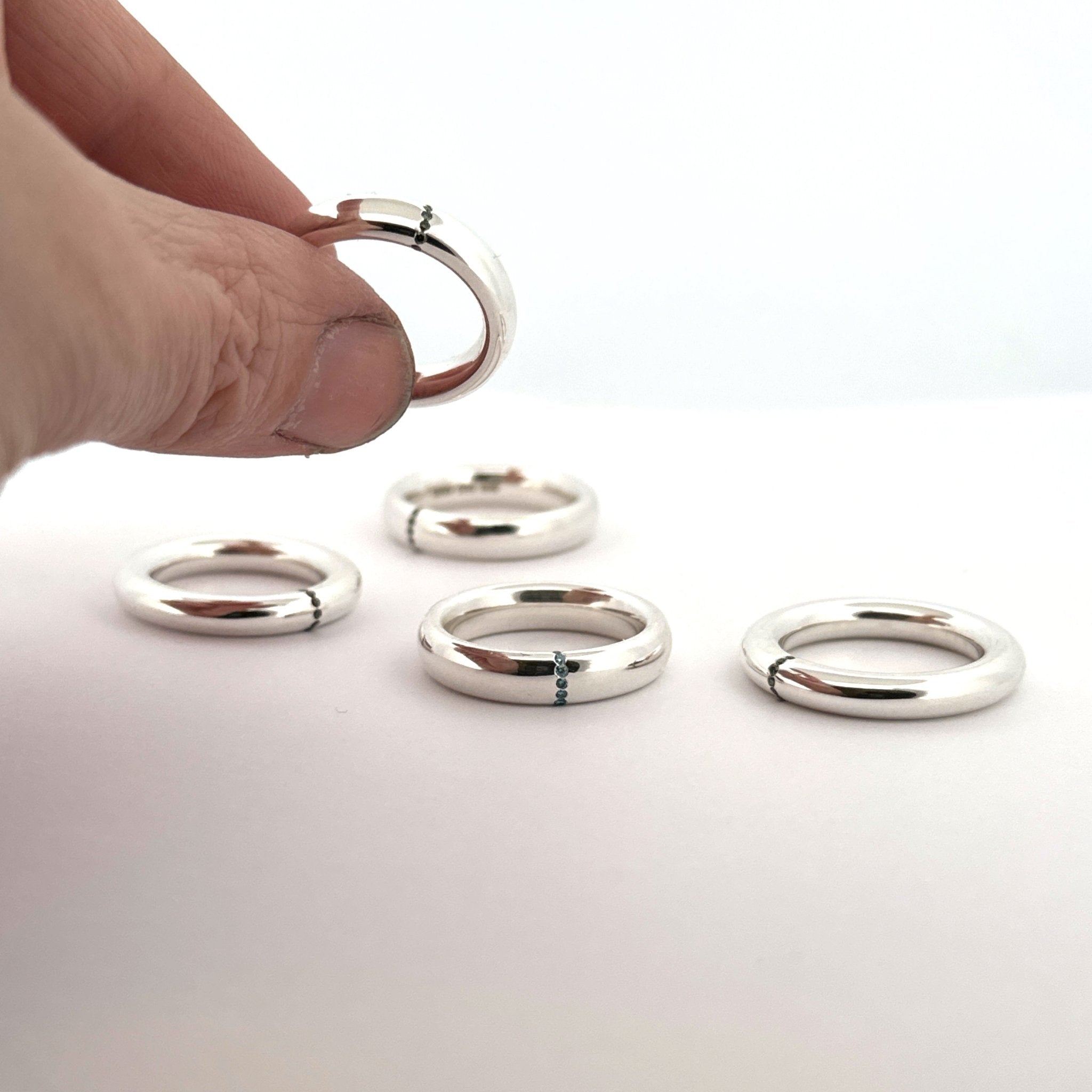 Diamantband-ringar i silver med färgade diamanter – Ett Rum För Smycken