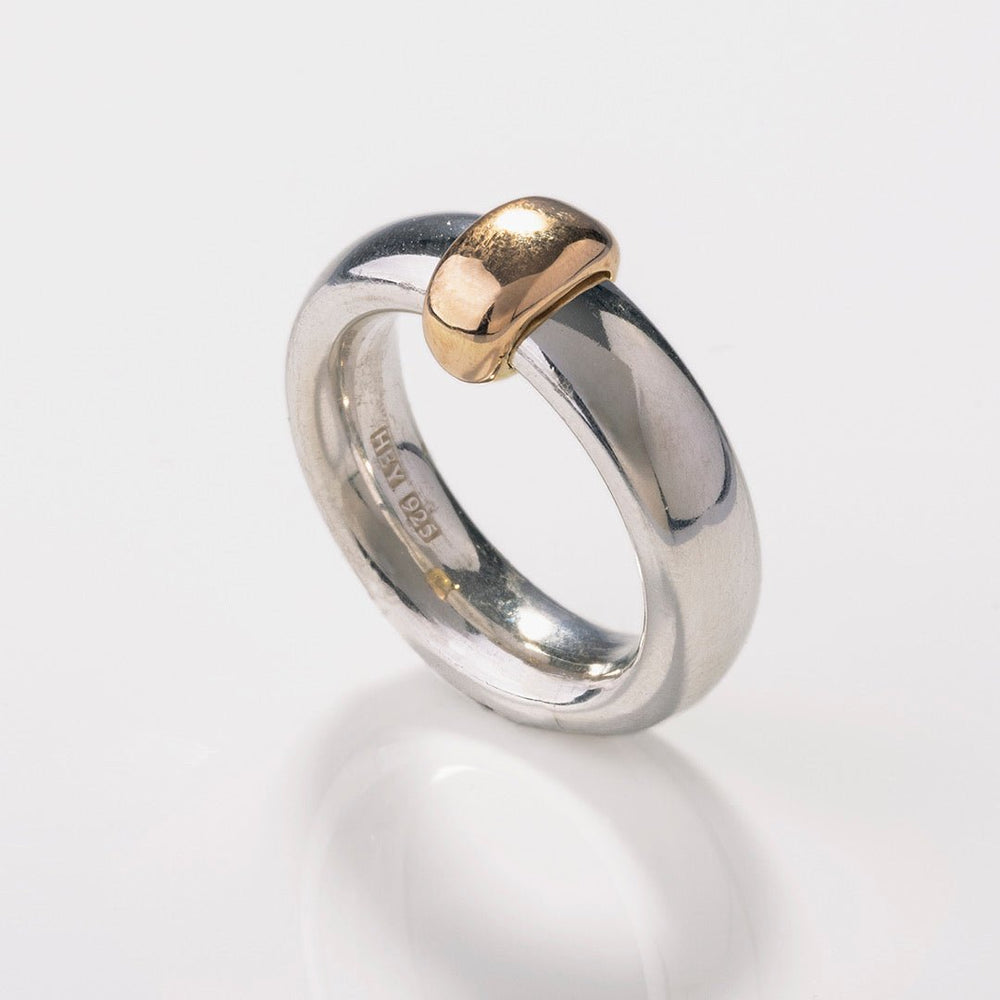 Långrund ring i silver och guld, detaljbild – Ett Rum För Smycken
