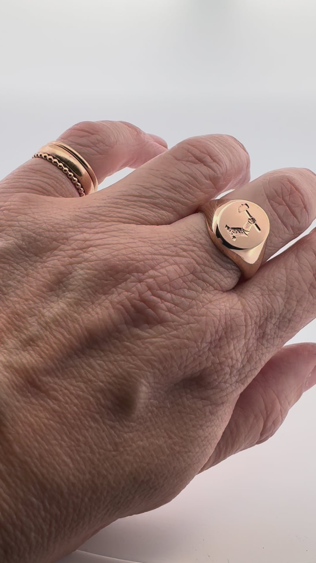 Handsmidd klackring med vapengravyr