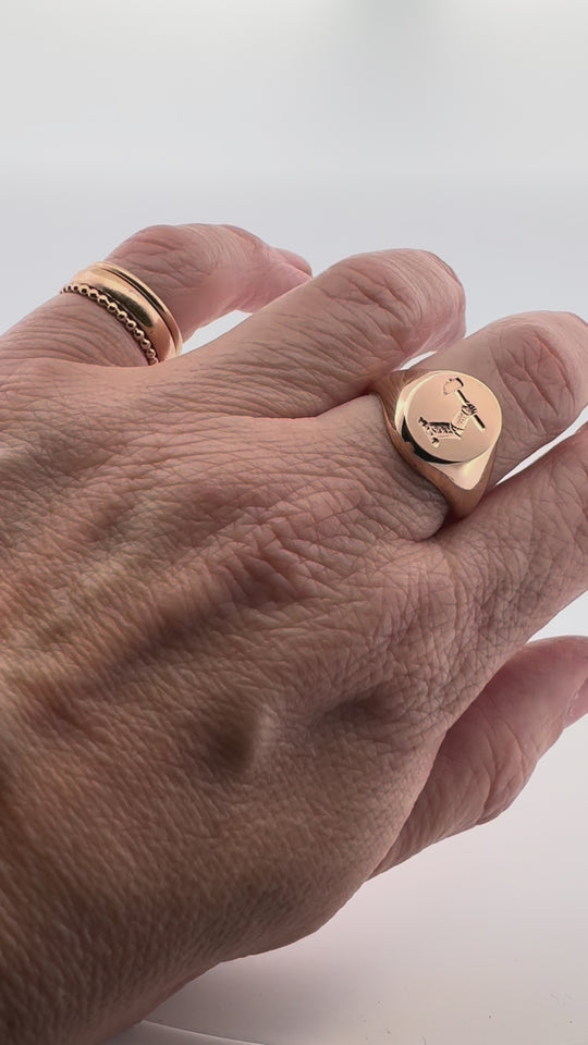 Handsmidd klackring med vapengravyr