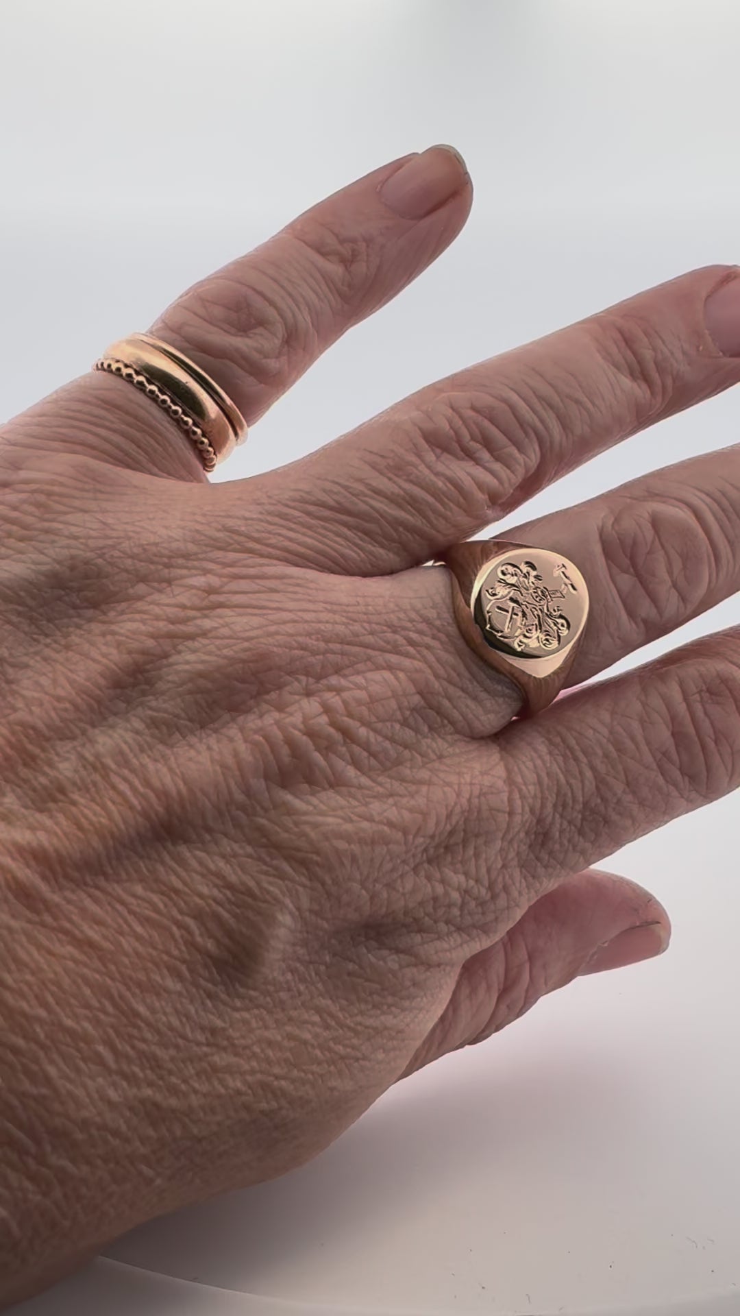 Handsmidd klackring med vapengravyr