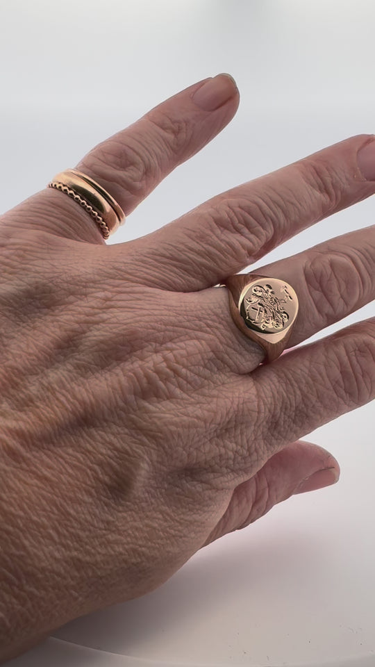 Handsmidd klackring med vapengravyr