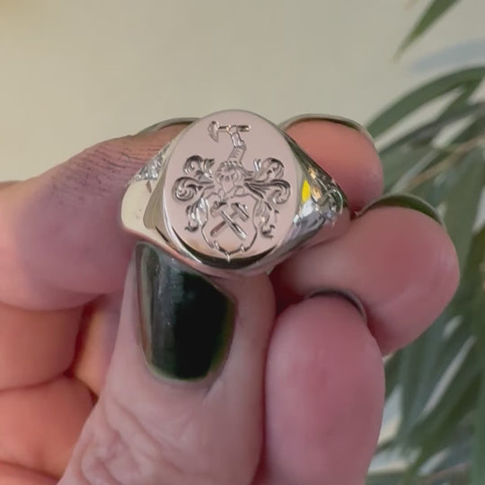 Handsmidd klackring med vapengravyr