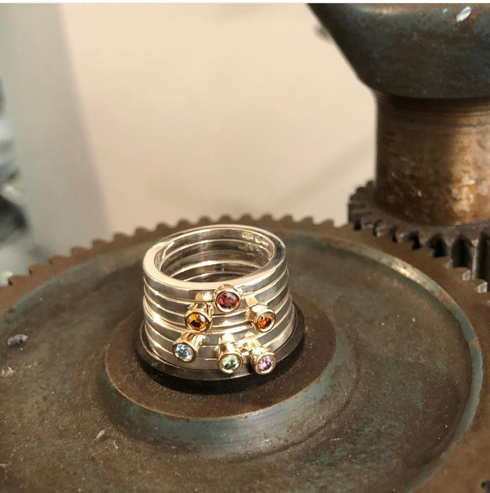 Regnbågen-ringar i silver med guldinfattning och färgade diamanter, staplade tillsammans – Ett Rum För Smycken