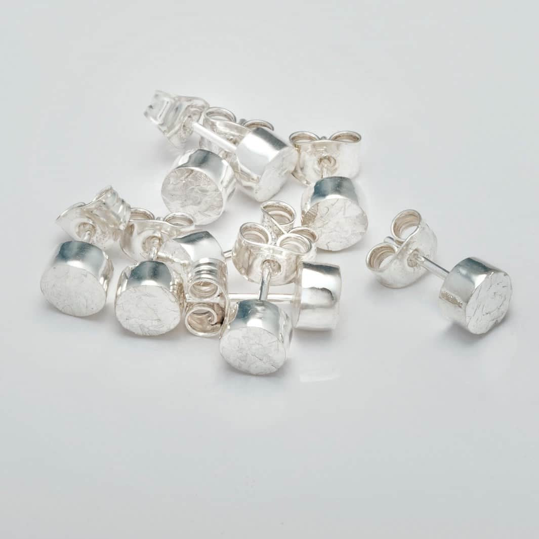 Hamrad Studs Örhänge