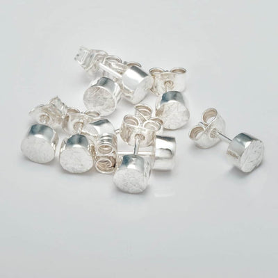 Hamrad Studs Örhänge